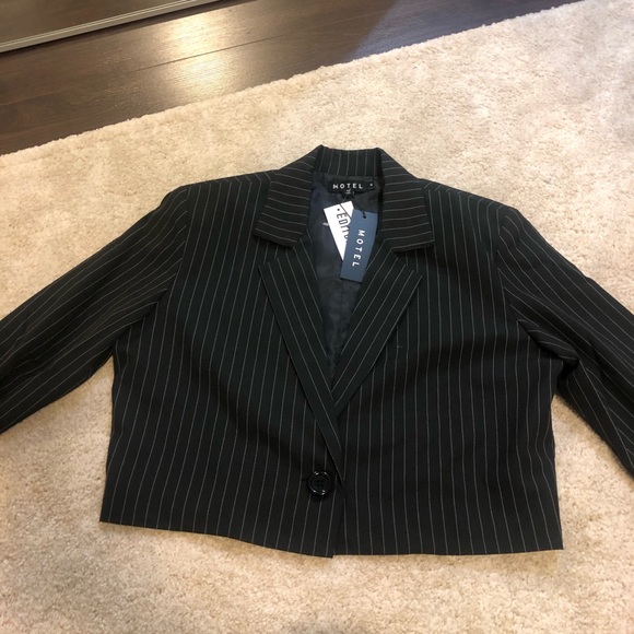Motel cropped padded shoulder pinstripes blazer - Picture 3 of 3